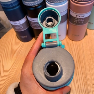 Close-up of TYESO vacuum insulated bottle lid with spout and carrying handle