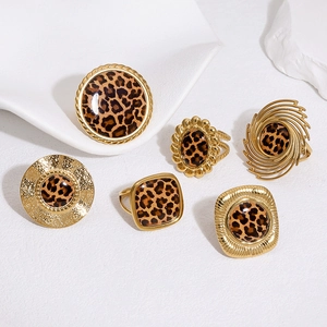 Set di anelli in acciaio dorato con stampa leopardata e ampie fasce geometriche vintage