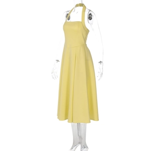Dettaglio di un abito midi giallo a sottoveste con vita segnata e ampio orlo a balze