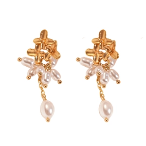 Boucles d'oreilles fleur dorées avec glands en perles et gouttes de perles baroques