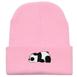 Rosa Strickmütze mit süßer Panda-Stickerei für winterliche Wärme und Mode