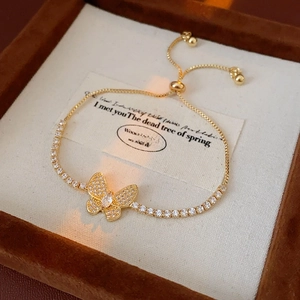 Gros plan d'un bracelet papillon doré avec zircon marquise et chaîne réglable à tirage