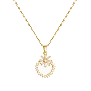 Collier avec pendentif fleur dorée et zircon micro-serti sur fond blanc