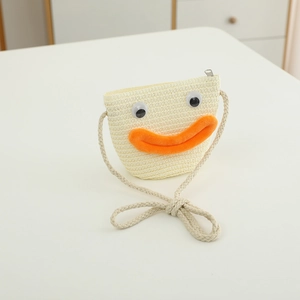 Détail du sac bandoulière en paille pour enfants avec visage de canard mignon
