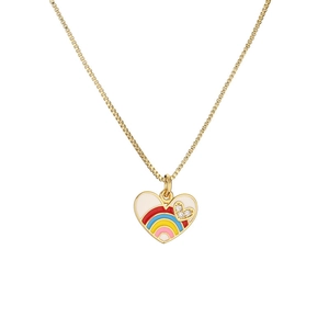 Collar de corazón dorado con patrón de arcoíris y circonitas micro-incrustadas sobre blanco