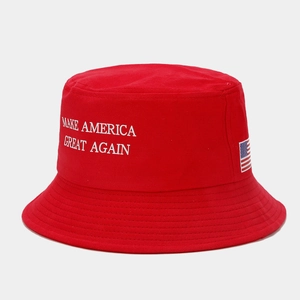 Gros plan détaillé sur la broderie blanche et le drapeau US d'un chapeau bob en coton rouge