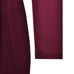 Dettaglio del tessuto a maglia bordeaux con cuciture di alta qualità su manica e corpetto