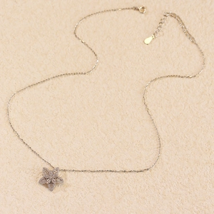 Dettaglio della collana a stella in argento S925 con pavé di zirconi e catena regolabile