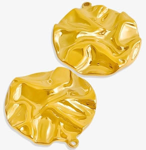Gros plan de pendentifs ronds en acier inoxydable 304 doré avec texture plissée