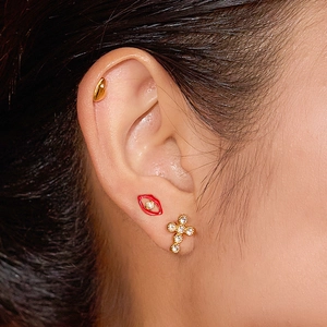Lot de trois boucles d'oreilles en acier titane avec gousses d'or, lèvres et croix