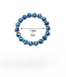 Vista detallada de la pulsera de cristal azul con aros dorados y guía de dimensiones