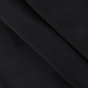 Vue macro du tissu en satin sergé noir montrant la texture détaillée du tissage fin