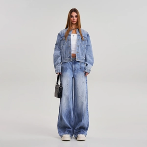 Set giacca in denim blu e pantaloni a gamba larga con finitura vintage lavata e usata