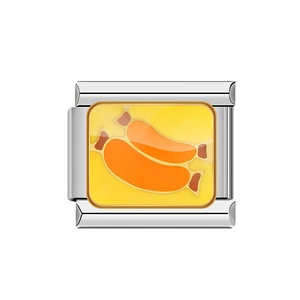 Dettaglio charm rettangolare argento con smalto giallo e motivi a salsiccia arancione