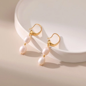 Eleganti orecchini pendenti con doppie perle placcati oro 18K su espositore bianco