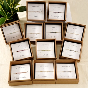 Set di 12 bracciali pietra portafortuna con pietre semipreziose e perline d'oro in scatole