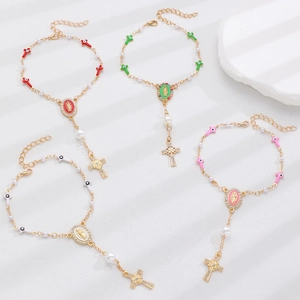 Vue détaillée de bracelets chapelet avec médailles de la Vierge Marie et croix