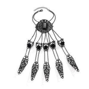 Dettaglio del bracciale gotico nero con maglie in pizzo, rose e anelli ad artiglio