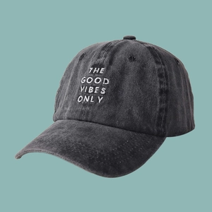 Détail de la broderie The Good Vibes Only sur casquette en denim gris foncé lavé