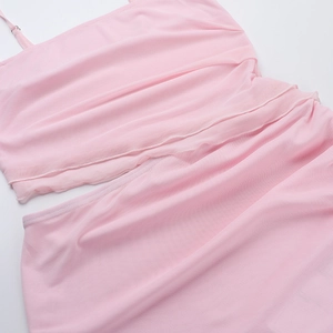 Detailansicht des hellrosa Netzstoffs und der Volants des zweiteiligen Crop-Top-Sets
