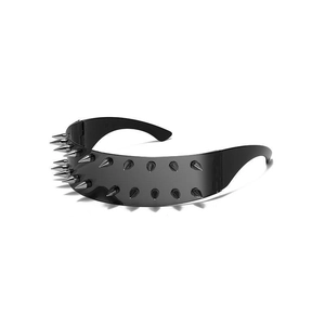 Schwarze Cyberpunk Y2K Sonnenbrille mit silbernen Metallstachel-Nieten für Partys