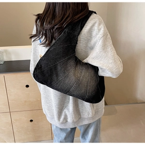 Détail du sac bandoulière en denim en forme de croissant avec coutures rétro