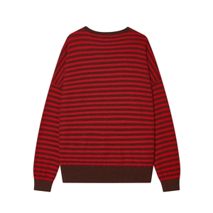 Vue détaillée du pull en maille rayé rouge et marron avec poignets et ourlets côtelés