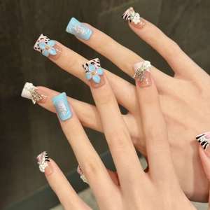 Handgefertigte 3D-Prägelblumen-Nägel zum Aufdrücken mit blau-rosa Spitzen und Schleifen