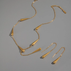 Vue détaillée du collier à pampilles goutte d'eau et boucles d'oreilles plaqués or 18 carats