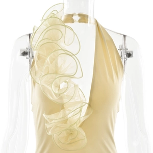 Gros plan sur les volants en organza et le col en V d'une robe de soirée dos nu
