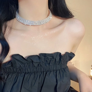 Collier ras de cou argenté avec strass brillants et design enroulé à plusieurs rangées