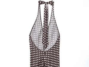 Détail du licou et du dos nu sur la robe marron à pois blancs pour femmes élégantes