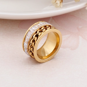 Chic gold-plated wide ring featuring chain links and rectangular cubic zirconia inlay