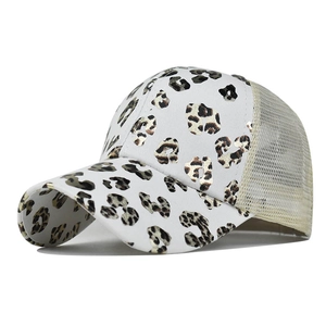 Détail de la casquette léopard dorée avec maille blanche et visière incurvée