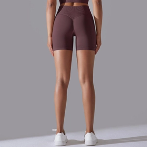 Détail du short de sport sans couture mauve à taille haute avec coutures liftantes en V