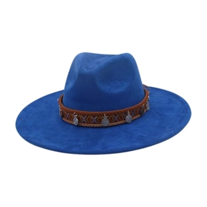 Détail d'un fedora bleu foncé à large bord avec ruban ethnique et breloques en métal