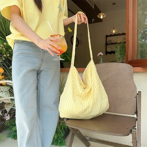 Gros plan du sac cabas en toile à carreaux jaunes montrant la texture alvéolée