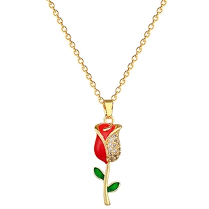 Collana lussuosa in titanio dorato con ciondolo a rosa rossa e cristalli luccicanti