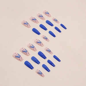 Faux ongles ballerine longs à motif papillon bleu avec tons élégants bleus et roses