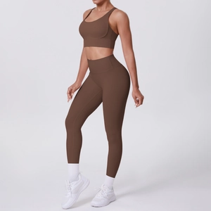 Détail du haut de yoga dos croisé et leggings taille haute en tissu extensible café foncé