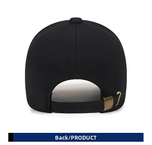Détail de l'arrière de la casquette noire avec sangle en tissu et boucle en laiton