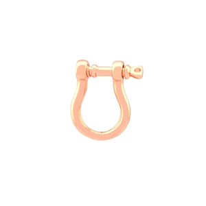 Detailansicht eines polierten Hufeisen-Anhängers in Roségold mit U-förmigem Design