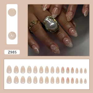 Faux ongles amande courts avec fleurs 3D et élégant dégradé de couleur rose nude