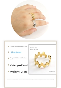 Détail de la bague irrégulière en acier inoxydable plaqué or 18k avec découpes