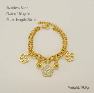 Macro d'un bracelet fleur en acier inoxydable doré 18 carats avec cristaux