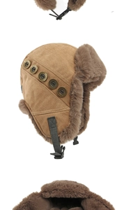 Dettaglio del cappello aviatore marrone con fodera in pelliccia e bottoni città incisi