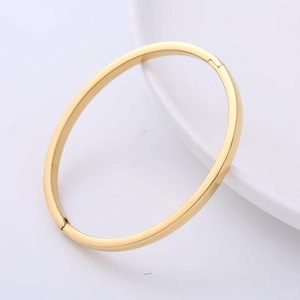 Gepolijste gouden roestvrijstalen ovale armband met een minimalistisch gespontwerp