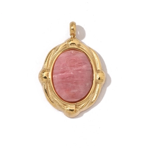 Vue détaillée du pendentif étoile bohème doré avec incrustation d'une pierre naturelle rose