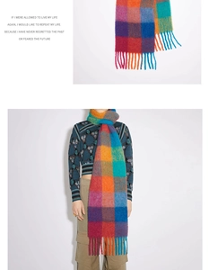 Détail de l'écharpe à carreaux colorée avec franges souples et texture mohair avec mannequin