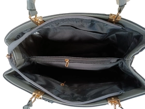 Vue intérieure d'un grand sac en cuir gris avec compartiments de rangement organisés